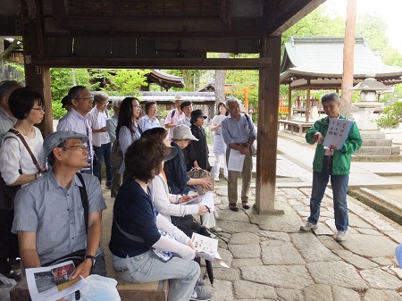 絵馬堂にて堂園会員より得意の古事記の解説