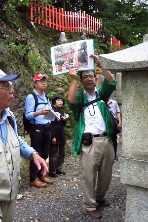 義照稲荷神社前にて 伏見稲荷大社との不思議な関係を解説