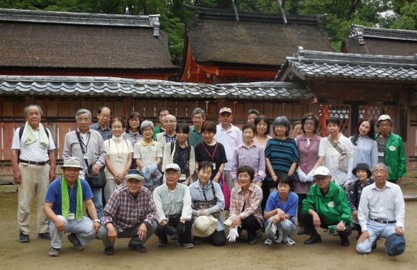 清掃参加者の集合写真(九所明神前)