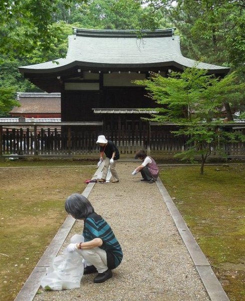 清掃風景② 九所明神の拝殿前
