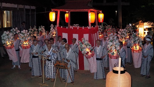 志古淵神社拝殿前での踊り奉納