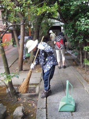 清掃風景（拝殿東側）