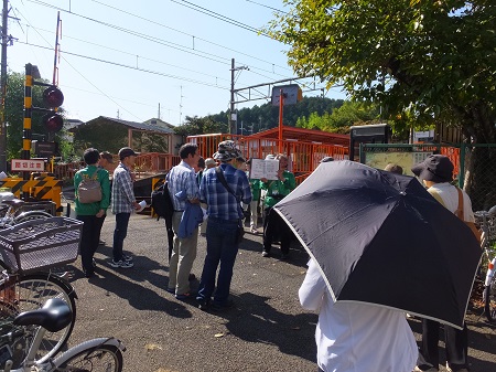 三宅八幡駅前にて武富部長 