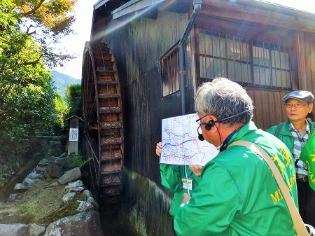 今は動いていない鉄製の水車まえにて