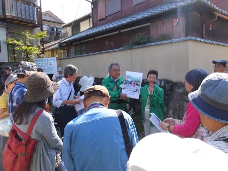 念仏踊りの解説・広瀬副部長（称名寺跡にて）