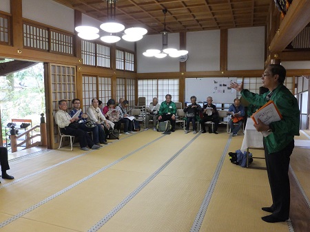 宝幢寺本堂内にて田村専務理事より解説