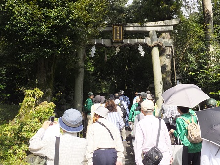 崇導神社にて