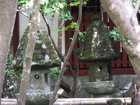 対の蓮華寺型灯籠