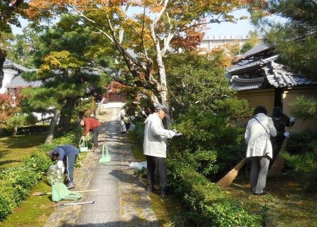 清掃風景（総門から法堂の参道）