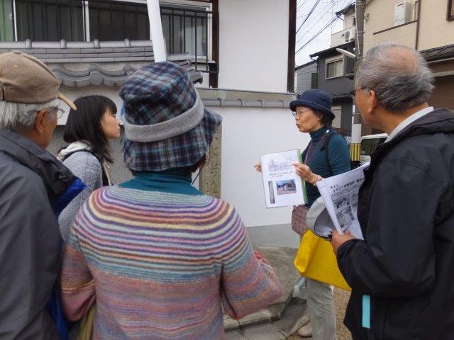 寶樹寺の説明をする中村会員