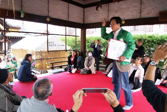 瀧尾神社拝殿で説明する伊藤副部長