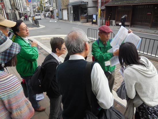 東山泉小中学校前にて法住寺殿について説明する松若会員