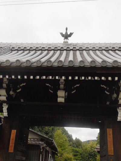 即成院山門の翼を広げた鳳凰,平等院の鳳凰と向き合っている