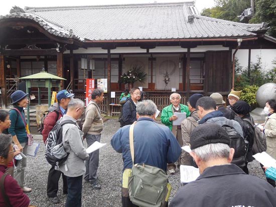 戒光寺について説明する山下会員