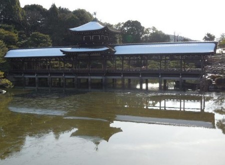 白くなった泰平閣(橋殿)