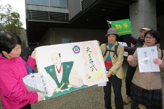 本能寺跡で説明する西田民子会員　織田信長の絵は西田会員が描きました