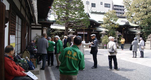 元祇園梛神社に集合した会員の皆さん　正面が社殿、右が隼神社