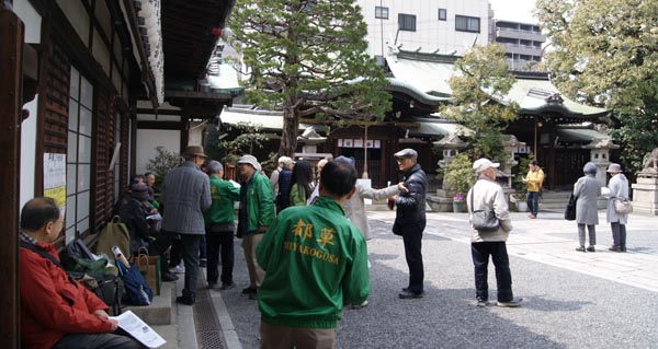 元祇園梛神社に集合した会員の皆さん 正面が社殿、右が隼神社