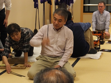 長刀鉾祇園囃子保存会代表・石和達也様より鉦の打ち方のご説明