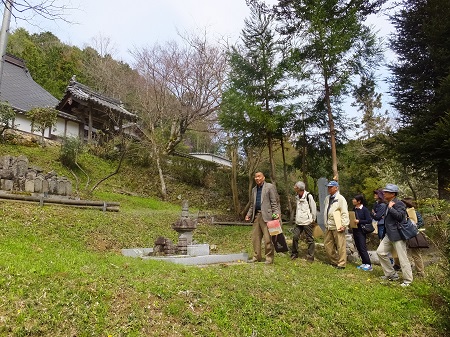 蜷川親朝公墓前にて