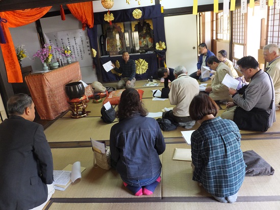 蟠根寺本堂にて説明を聞く参加者の皆様