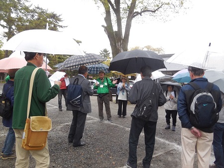 雨天のため豊国神社境内で耳塚について説明する森部長