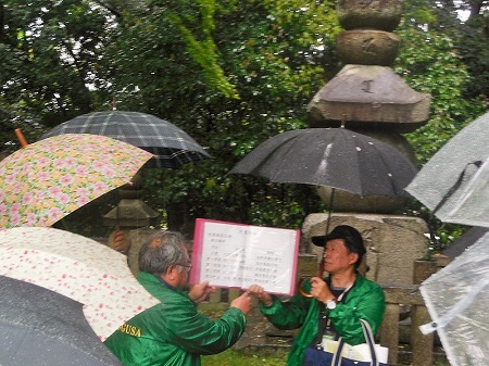 秀頼の子、国松と京極竜子の墓石前にて 二人の関係等について説明する武富会員