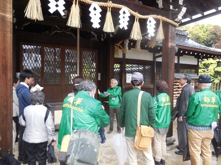 新日吉神宮の沿革等について説明する林監事