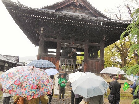 方広寺鐘楼前にて「鐘銘事件」等について説明する林監事