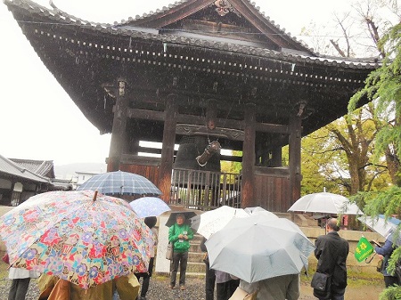 方広寺鐘楼前にて「鐘銘事件」等について説明する林監事 