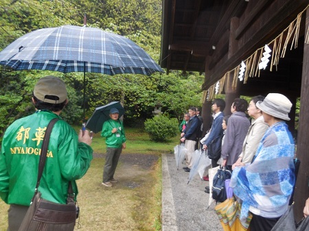 豊国社跡【太閤坦】にて豊国廟等について説明する林監事