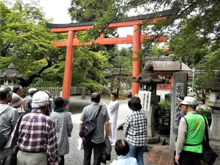 由緒等を拝聴する参加者(大元宮前)