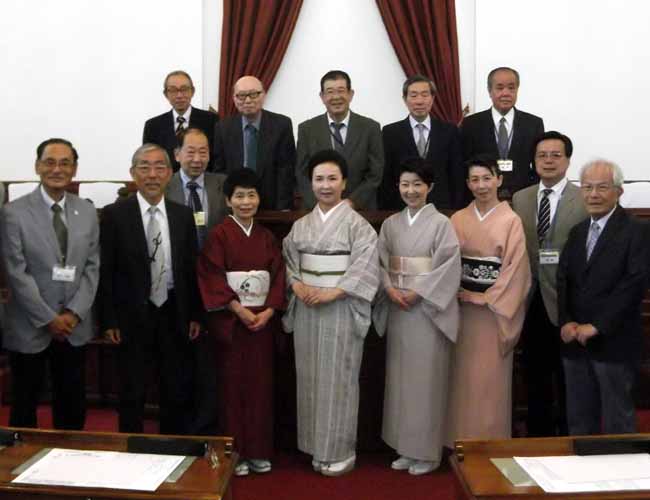 平成29年度役員 前列左から田村光弘専務理事、西野理事、高橋克仁理事、藤井事務局長、小松理事長、岸本理事、松枝副理事長、伊藤義男理事、林監事、後列左から芦田喜雄理事、福井大作監事、熊谷副理事長、須田新理事、高橋副理事長
