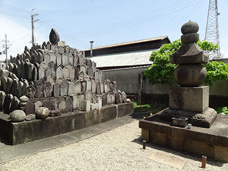 行基開創の「泉橋寺」五輪石塔