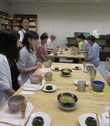 自分で挽いたお茶を点てます＆お菓子は抹茶プリン