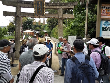 芦田理事のあいさつ（平井神社前）