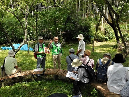 久津川車塚古墳について説明する山下会員