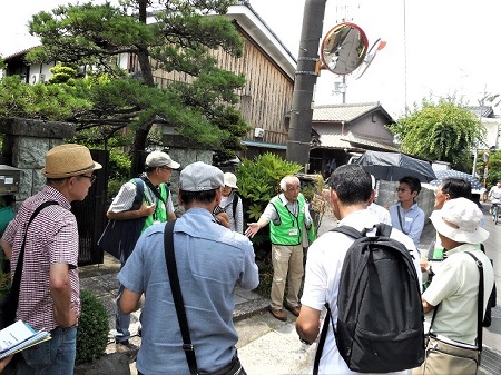 指月の碑について説明する山下会員