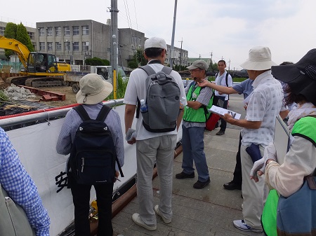 栗隈の大溝について説明する松若会員