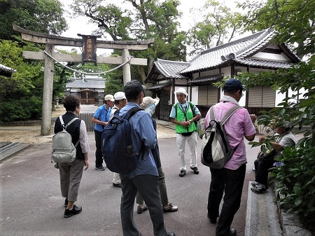 石田神社について説明する野津会員