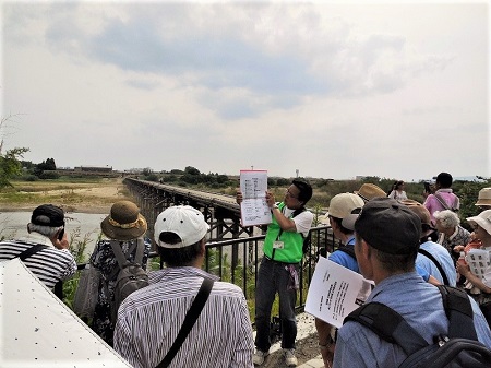 上津屋橋(流れ橋)について説明する伊藤理事