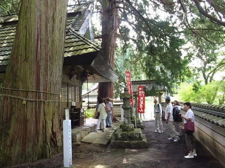 祥雲寺天足堂、右・長寿の霊木、左・安楽の霊木