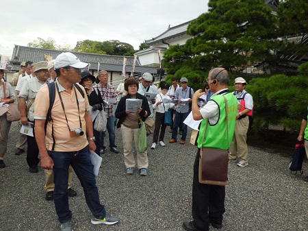 3つの隅櫓を説明する久世副部長