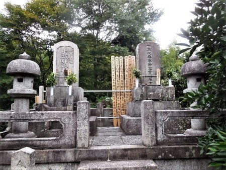 鳥羽伏見の戦いで会津藩士の遺体を荼毘に付して埋葬し供養した侠客会津小鉄の墓