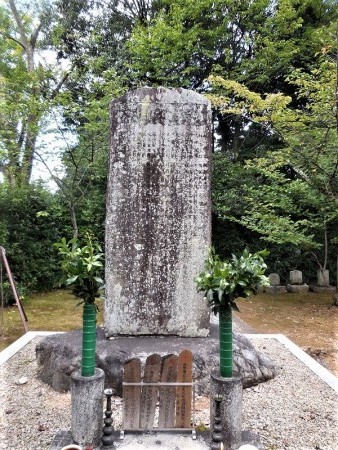 鳥羽伏見の戦いの戦死者１１５霊を祀る慰霊碑（明治４０年３月建立）