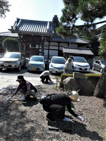 清掃風景③(境内の福祉施設「つきかげ苑」前)