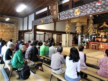 大殿内での法話風景