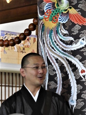 大殿内の説明等をいただいた布教教務部所員 國井通雄様
