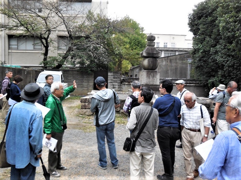 馬塚について説明する林寛治監事