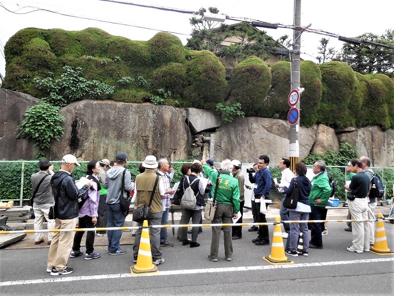 大仏殿の石垣（蒲生石等）について説明する林寛治監事